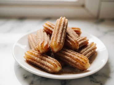Churros au airfryer dorés et croustillants, prêts à tremper dans le chocolat