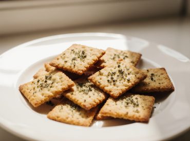 Crackers au Airfryer croustillants, dorés et légers pour l’apéro