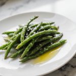 Haricots verts au Airfryer, légèrement grillés et croquants