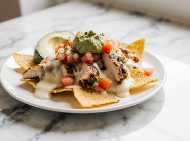 Nachos au poulet grillé au Airfryer garnis de fromage fondant et épices, prêts à être dégustés