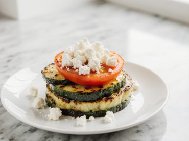 Tian courgettes tomates feta airfryer doré, légumes colorés et feta fondante