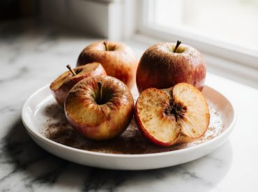 Pommes rôties à la cannelle au Airfryer, dorées et fondantes, prêtes à être croquées