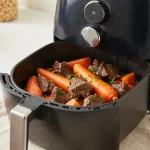 Savoureux pot-au-feu préparé rapidement dans un airfryer pour des repas réconfortants.