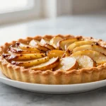 Savoureuse tarte aux pommes cuite à l'Airfryer, parfumée et appétissante