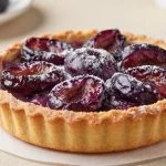 Délicieuse tarte aux pruneaux cuite au airfryer pour un dessert léger et savoureux.