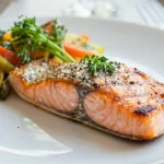 Délicieux saumon à l'unilatéral préparé dans un airfryer, juteux et savoureux.