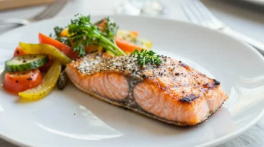 Délicieux saumon à l'unilatéral préparé dans un airfryer, juteux et savoureux.